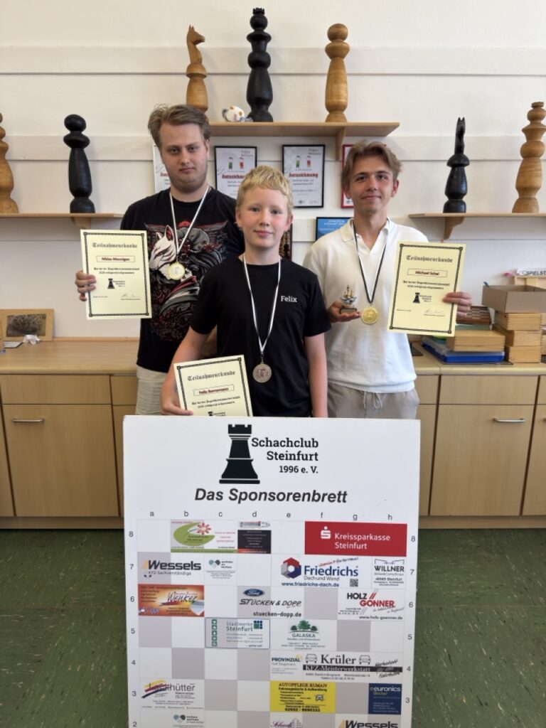 Bild der Sieger der VJEM. V.l.n.r.: Niklas M., Felix, Michael